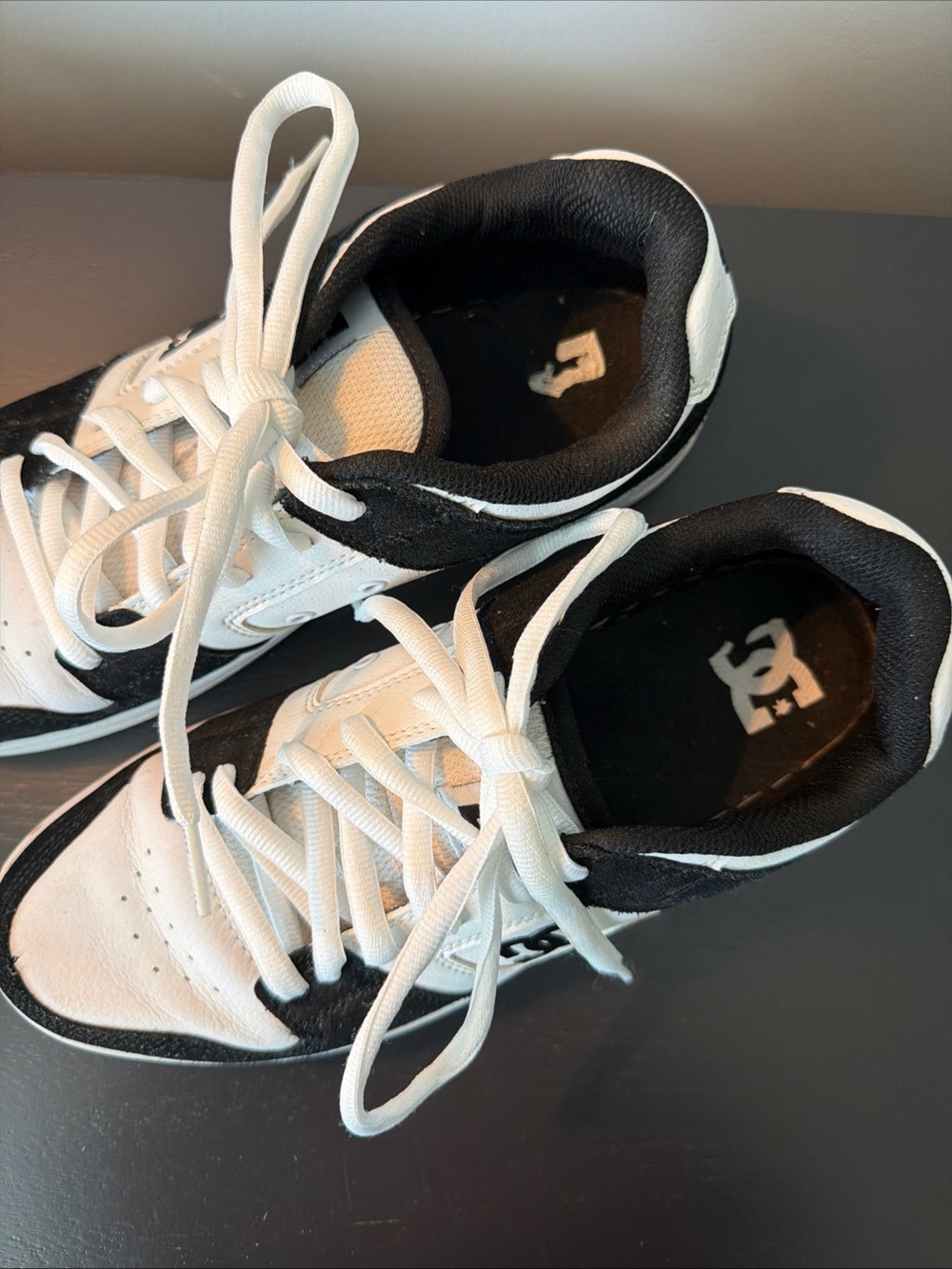 DC mens Black & White Low-Top Skate Shoes - Picture 2 of 8